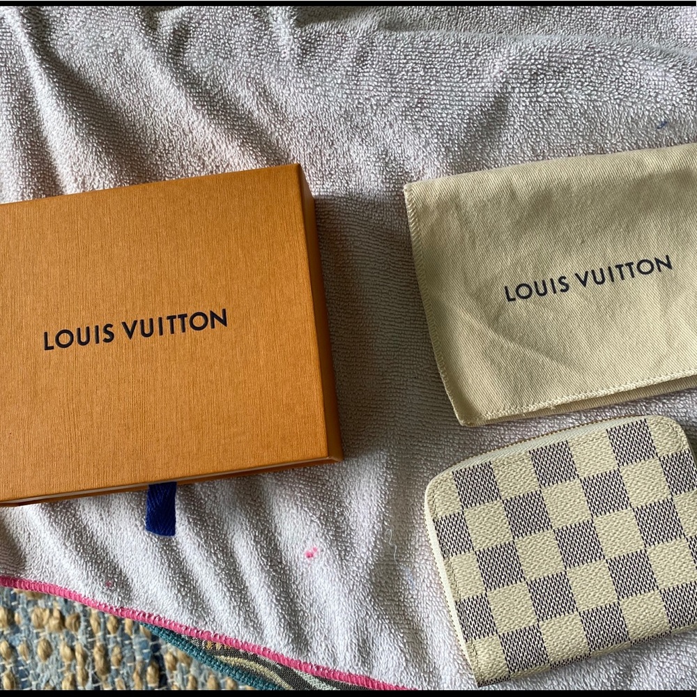 Authentic Louis Vuitton Zippy Coin Purse